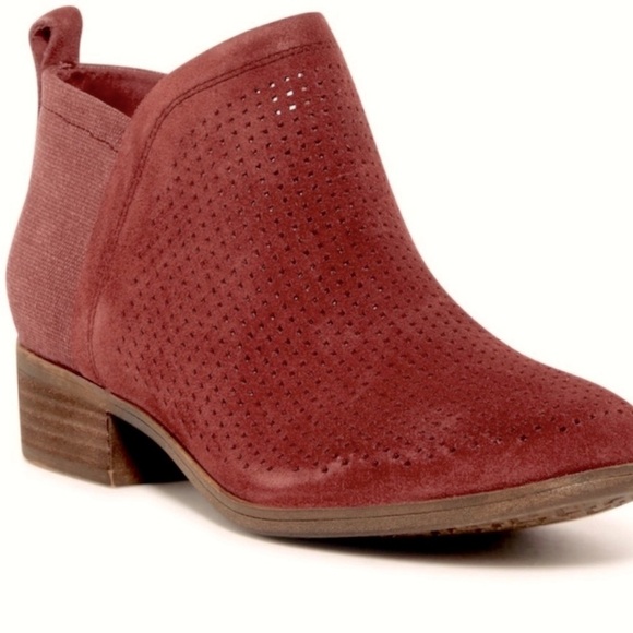 Toms Shoes - TOM’s Ladies booties excellent shape burgundy in color SIZE 7